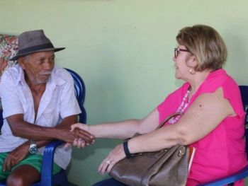 Secretária Isvânia Marques durante visita para resgates culturais ao mestre Lindrô