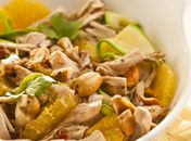 Aprenda esta Salada de frango desfiado com laranja, abobrinha e molho agridoce