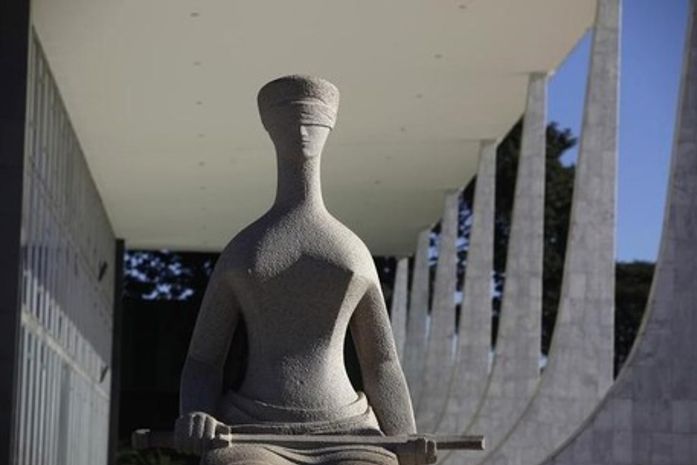 Deputados aprovam mandato de 10 anos para ministro do STF