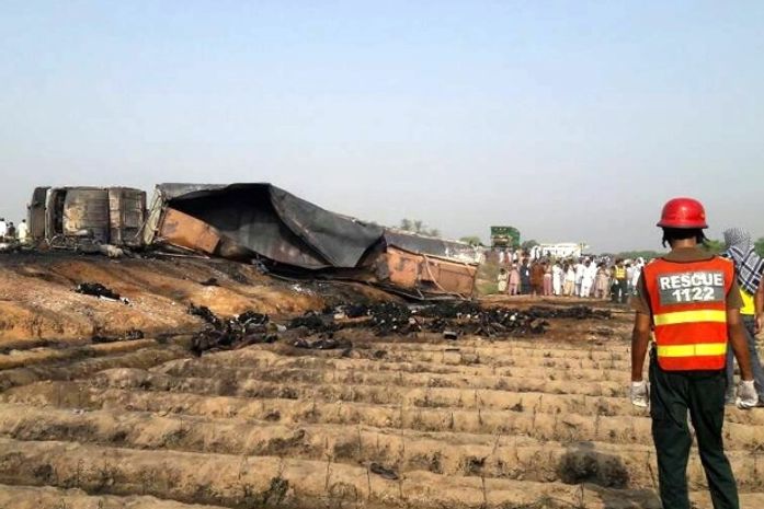 Explosão de caminhão-tanque no Paquistão mata pelo menos 120 pessoas