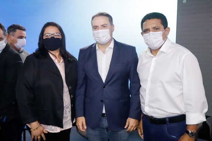 Prefeito Júlio Cezar e secretária Renilda Pereira assinam termo de adesão 2021 do Programa Escola 10