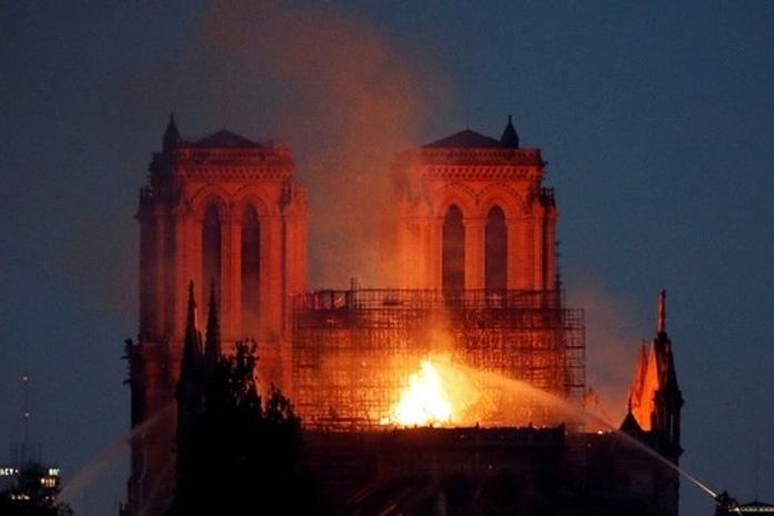 Bombeiros dizem que estrutura da Catedral de Notre-Dame está salva