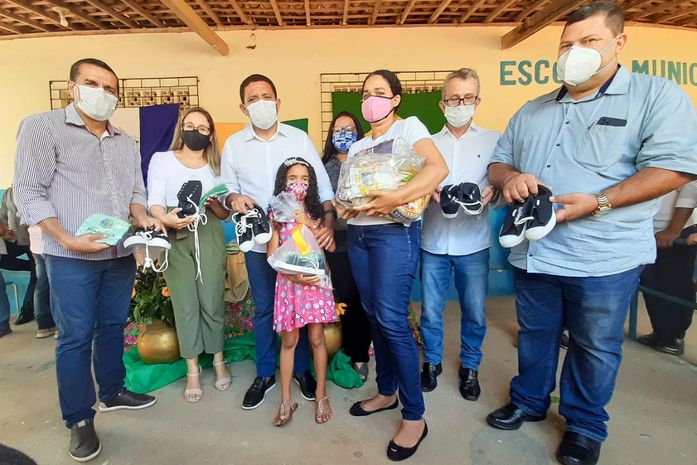 Júlio Cezar entrega ônibus, fardamentos e kits de alimentação escolar para alunos da zona rural