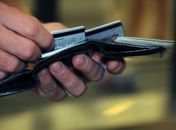 Juros do cartão caem pelo 5º mês seguido e chegam a 221,4% ao ano