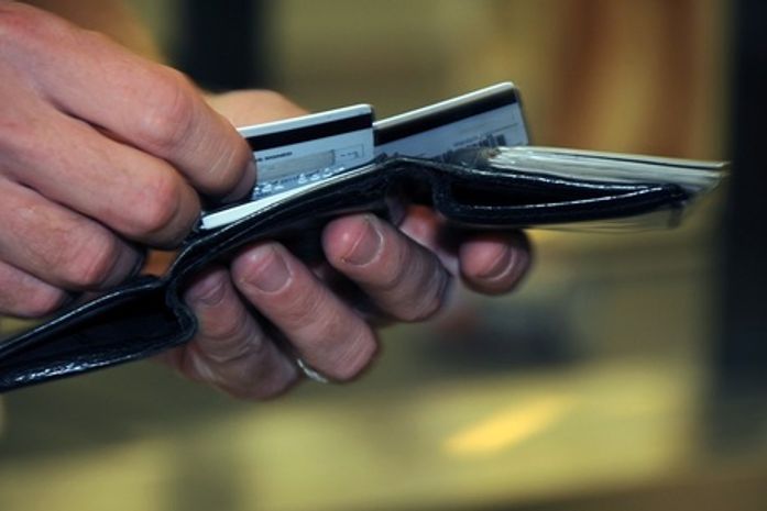 Juros do cartão caem pelo 5º mês seguido e chegam a 221,4% ao ano