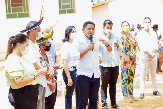 Júlio Cezar e Fabiana Pessoa entregam cestas básicas e cartões CRIA a comunidades indígenas de Palmeira