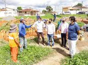 Prefeito Júlio Cezar acompanha obras de Creche e anuncia pavimentação de rua, em Lagoa do Caldeirão