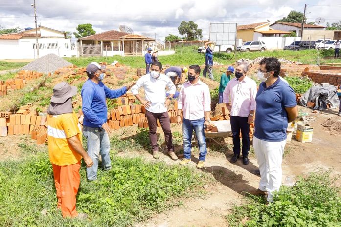 Prefeito Júlio Cezar acompanha obras de Creche e anuncia pavimentação de rua, em Lagoa do Caldeirão.

