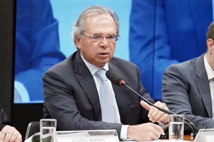 Legislativo ganha 20 vezes mais que média de aposentados, diz Guedes