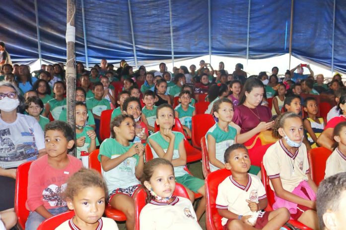 Prefeitura de Palmeira dos Índios leva alunos da rede municipal para conhecer a magia do Circo