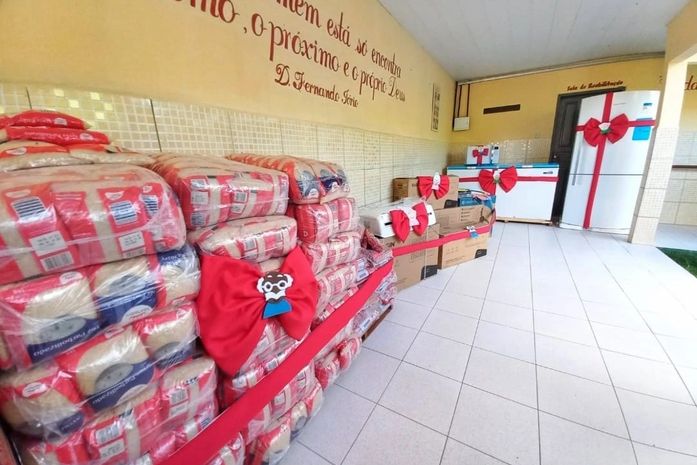 Prefeito Júlio Cezar entrega equipamentos e 1 tonelada de alimentos à Vila do Idoso