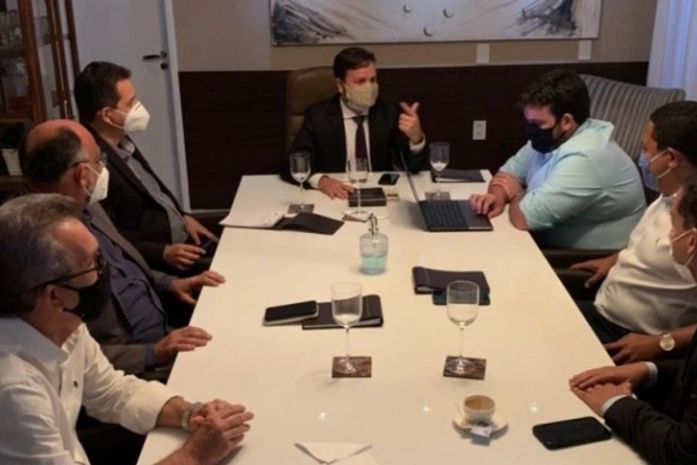 Prefeito Júlio Cezar se reúne com jurídico do Sinteal para discutir precatórios