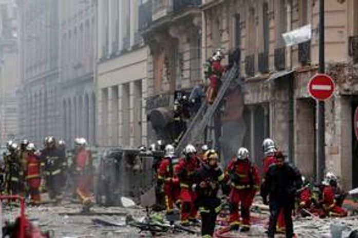 Bombeiros morrem em explosão de padaria em Paris, na França