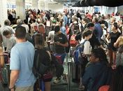 Aeroportos ficam lotados e abrigos formam filas antes do furacão Irma