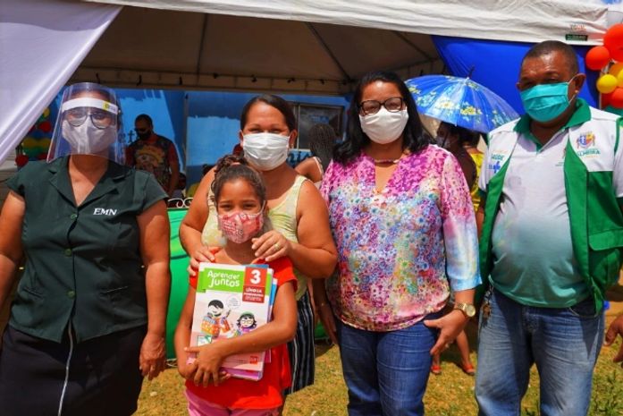 Secretaria de Educação de Palmeira entrega kits de livros didáticos a alunos das zonas urbana e rural
