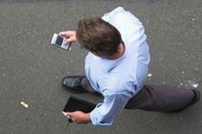 Cidade nos EUA  proíbe pedestre de atravessar a rua olhando o celular
