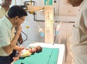 Bebê indiana achada em cova luta pela vida em UTI de hospital