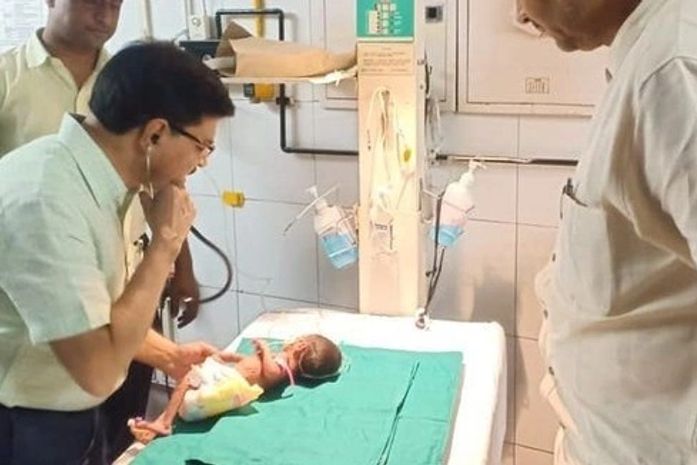 Bebê indiana achada em cova luta pela vida em UTI de hospital