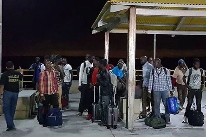 Barco com 25 imigrantes e dois brasileiros é resgatado no Maranhão