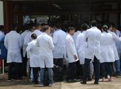 Médicos formados no exterior tentam validar diploma no Brasil