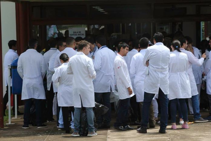 Médicos formados no exterior tentam validar diploma no Brasil
