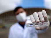 Sancionada lei que prioriza testes para profissionais essenciais