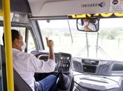 Prefeito Júlio Cezar entrega novos ônibus escolar e kit alimentar para alunos
