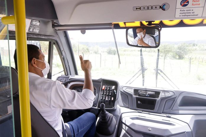 Prefeito Júlio Cezar entrega novos ônibus escolar e kit alimentar para alunos