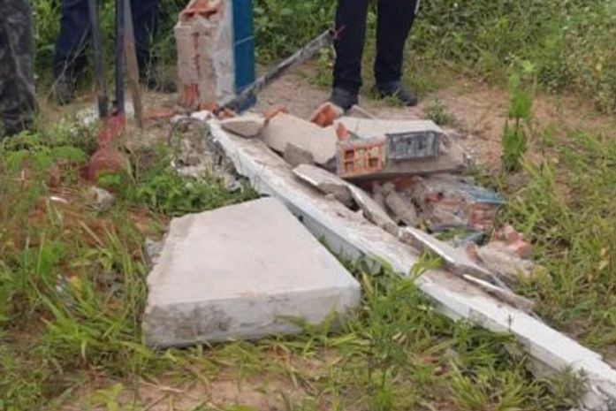 Portal do Sertão em Palmeira é danificado por carro em contramão