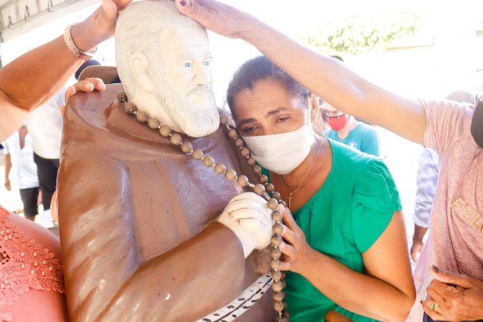 Devoção reúne milhares de fiéis de todo o estado em romaria para Canafístula de Frei Damião
