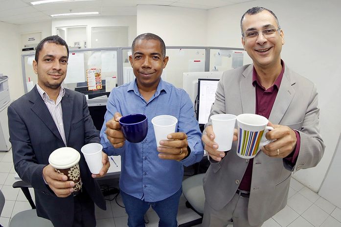 TJAL: Servidores substituem copos descartáveis por canecas e copos de plástico e porcelana