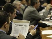 Distritão valerá nas eleições de 2018 e 2020; votação dos destaques volta às 10h