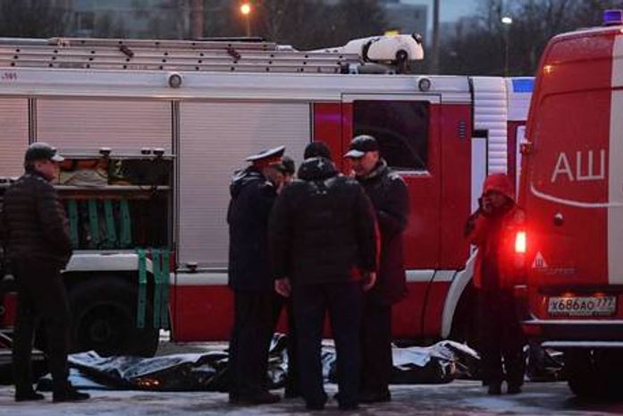 Cinco pessoas morrem após ônibus invadir estação de metrô na Rússia