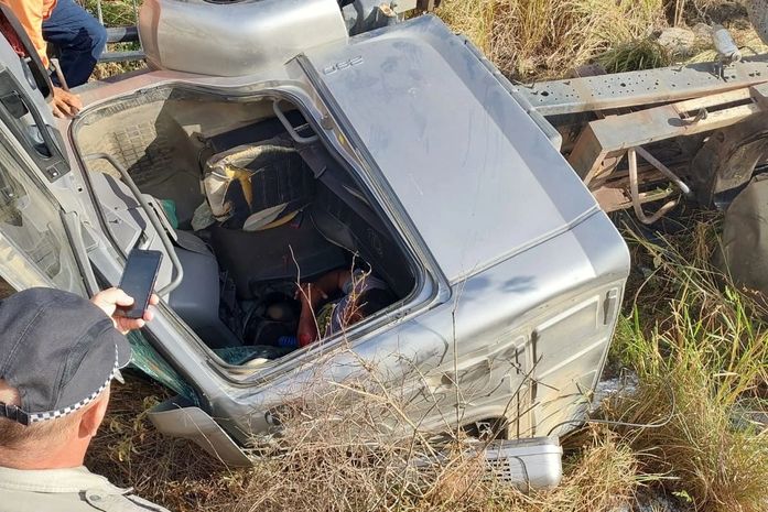 Motorista perde o controle de caminhão e capota na rodovia AL-220 em Major Izidoro
