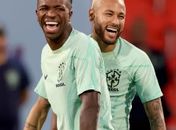 Vini Jr e Neymar em treino da seleção brasileira no Qatar
