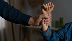 Professora é suspeita de agredir criança autista e caso é investigado pelo MP em Teotônio Vilela