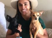 Jogadora Marta com seus animais de estimação