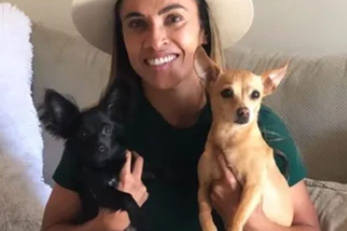 Jogadora Marta com seus animais de estimação