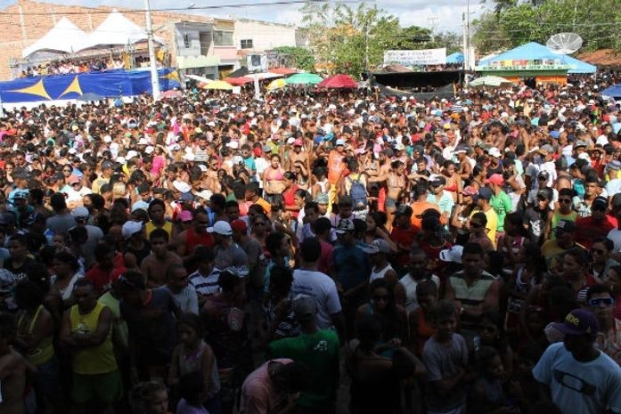 Multidão assistindo os shows