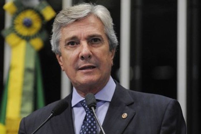 Collor e Luciano Barbosa têm conversa 'secreta' em Maceió