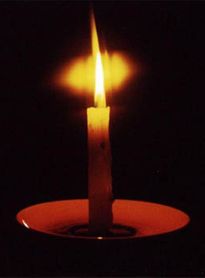 Apagão - vela acesa para iluminar a escuridão provocada pela falta de energia elétrica - Imagem meramente ilustrativa