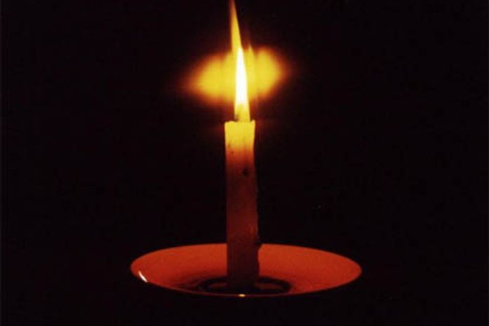 Apagão - vela acesa para iluminar a escuridão provocada pela falta de energia elétrica - Imagem meramente ilustrativa