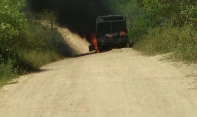 Ônibus Escolar que levava alunos pega fogo após pane no motor em estrada na zona rural de Cacimbinhas