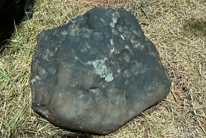 Vídeo: Pesquisadores e 'caçadores' internacionais disputam meteoritos após chuva de pedras no sertão pernambucano