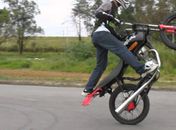 Empinando moto