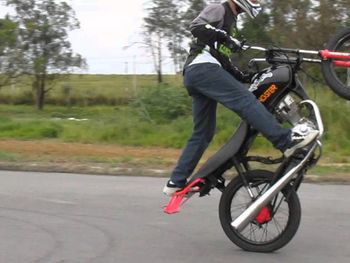 Empinando moto