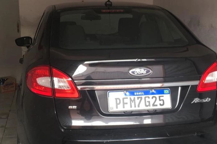 Ao reduzir para passar em quebra-molas, esposa de vereador tem carro roubado no interior