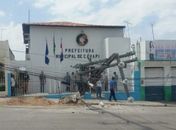 Em Canapi, poste é derrubado acidentalmente por caçamba que carregava trator em frente à Prefeitura