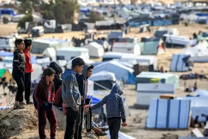 Crianças em acampamento improvisado para palestinos que fugiram para Rafah, no sul da Faixa de Gaza, em meio a guerra entre Israel e o Hamas