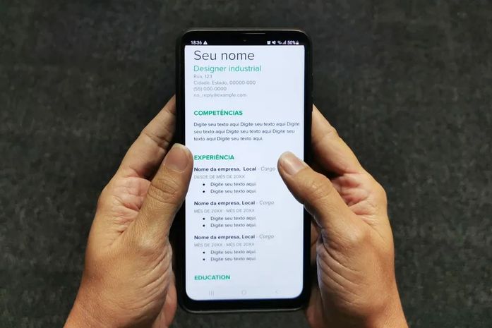 Aplicativos gratuitos para Android e iOS oferecem modelos de currículos prontos para preenchimento.